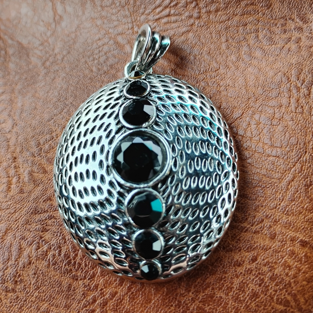 Elegant Silver Pendant with Black Accents Gradual Sizes Faceted Crystals ~ 1.5'